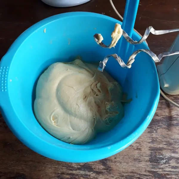 Campurkan semua bahan utama, aduk hingga rata. Uleni dengan mixer spiral hingga kalis (15 menit).