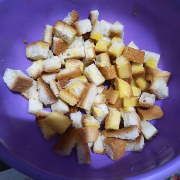 Beri telur, susu cair , garam dan lada bubuk. Aduk dan tekan