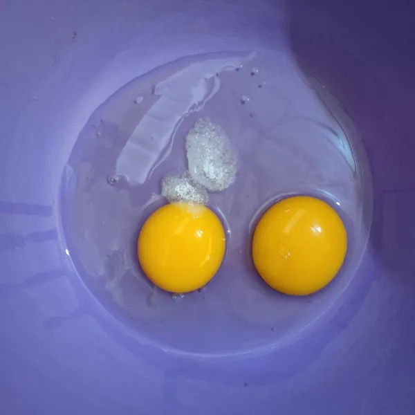 Kocok telur bersama garam.