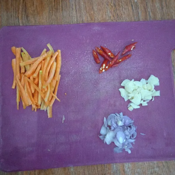 Potong wortel bentuk korek api, iris bawang merah, bawang putih dan cabe merah
