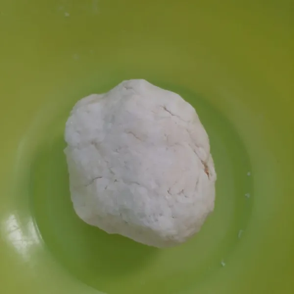 Buat bahan kulit dengan mencampur terigu, BP, garam, minyak dan air hangat. Uleni