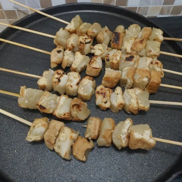 Panggang sate tahu didalam teflon.