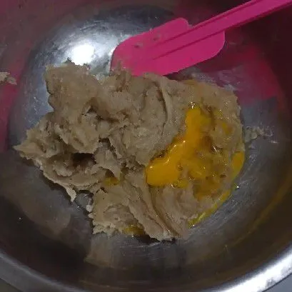 Pindahkan ke wadah lain, tunggu hangat. Masukkan 1 butir telur, aduk