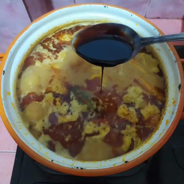 Bumbui kecap manis, garam, merica bubuk, kaldu bubuk dan gula merah. Koreksi rasanya.