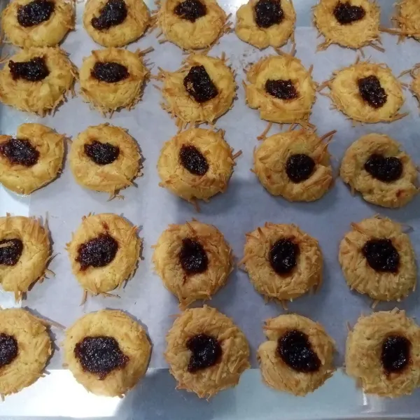 Oven selama 20-25 menit hingga matang. Sesuaikan oven masing-masing.
