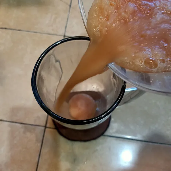 Tuang buah yang diblender dan sajikan. Jika Apel kurang manis boleh ditambahkan madu tapi kalau saya lebih suka full buah