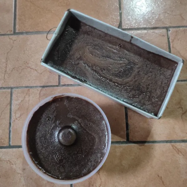 Siapkan cetakan puding lalu tuang adonan puding dalam cetakan dan diamkan hingga set