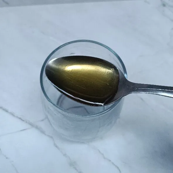 Masukkan madu ke dalam gelas.