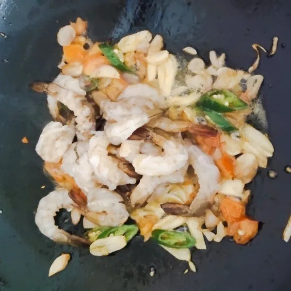 Masukkan udang aduk rata
