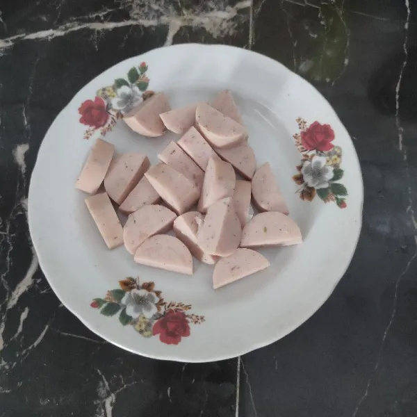 Potong sosis sesuai selera kemudian sisihkan
