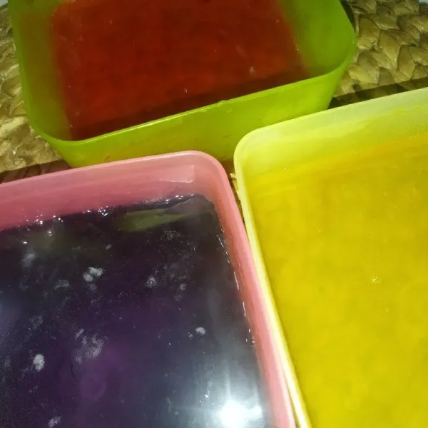 Bagi jelly kedalam 3 wadah, masing-masing wadah diberi pewarna/pasta makanan, aduk rata, diamkan hingga jelly padat.