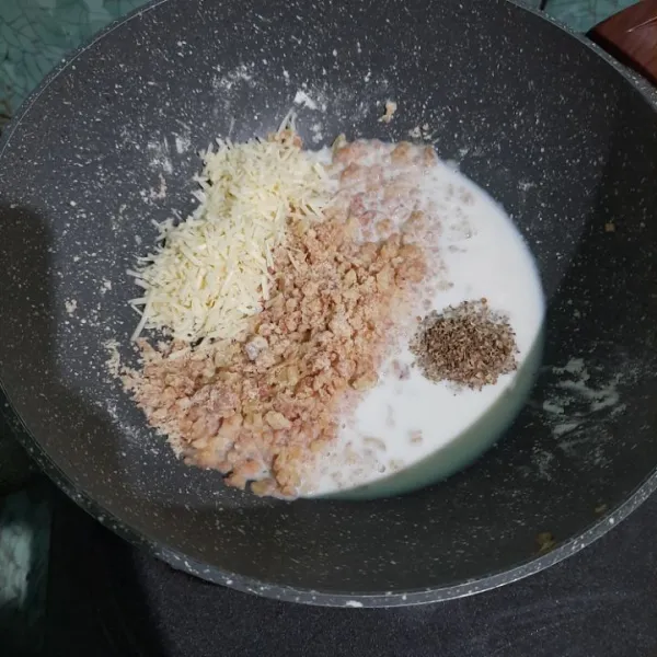 Masukan larutan krimer multifungsi, oregano dan keju, aduk sampai licin.