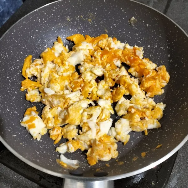 Telur dibuat orak-arik. Sisihkan.