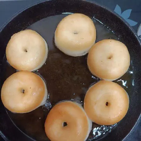 Goreng diminyak tenang api kecil. Balik sisi bawahnya dan cukup balik 1x saja
