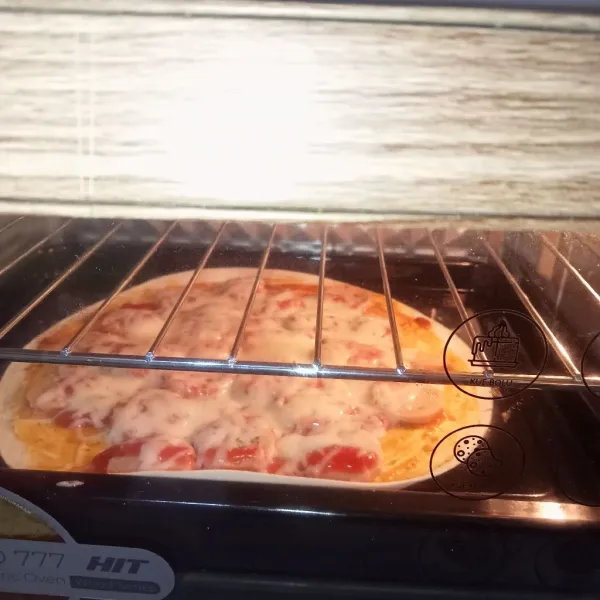 Masukkan pizza kedalam oven yang sudah dipanaskan terlebih dahulu, panggang pizza hingga matang.