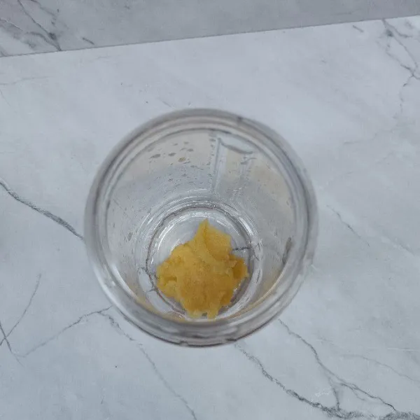 Masukkan tape ke dalam blender.