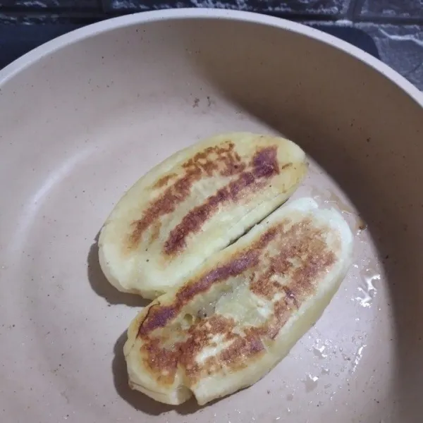 Olesi teflon dengan margarin lalu panggang pisang hingga berwarna kecoklatan, jangan lupa dibalik dan panggang hingga rata.