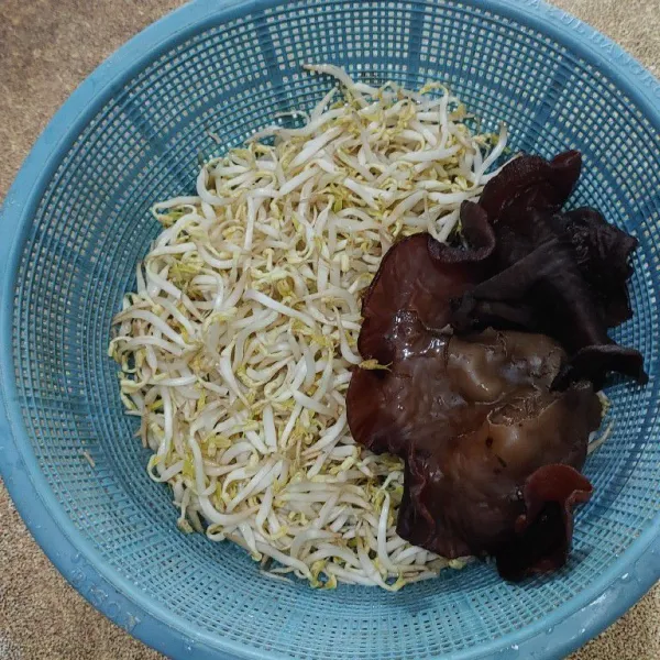Cuci toge dan jamur kuping,kemudian iris jamur kuping tipis memanjang.