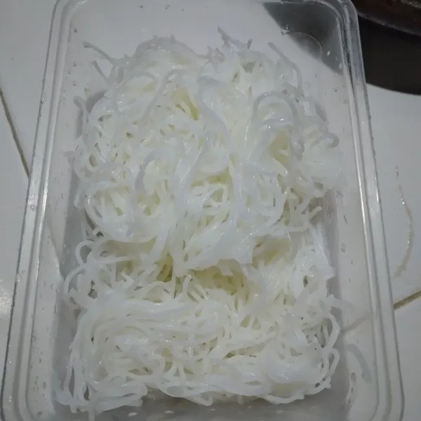 Didihkan air, rendam bihun dalam air panas hingga lunak dan mengembang.