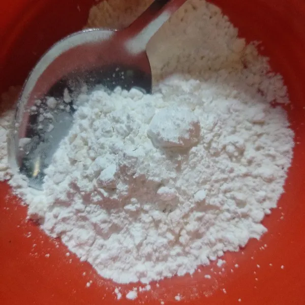 Campurkan tepung terigu, tepung beras, maizena dan garam. Aduk rata.