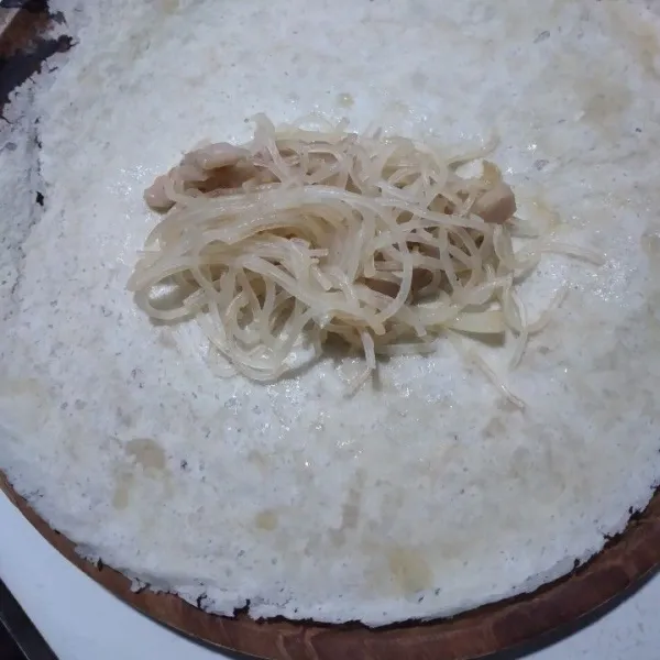 Tata bihun dan sosis di atas kulit lumpia.