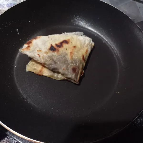 Lipat jadi dua, lalu lipat lagi kesamping, masak sampai kedua sisi matang