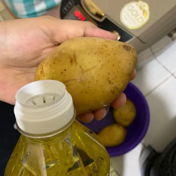 Oleskan kentang dengan zaitun/canola oil.