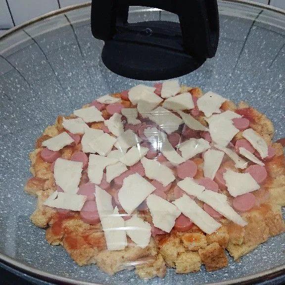 Panggang pizza dengan api kecil selama 25 menit atau hingga matang.
