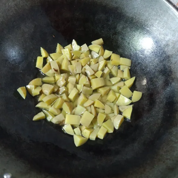 Lalu goreng hingga agak berkulit