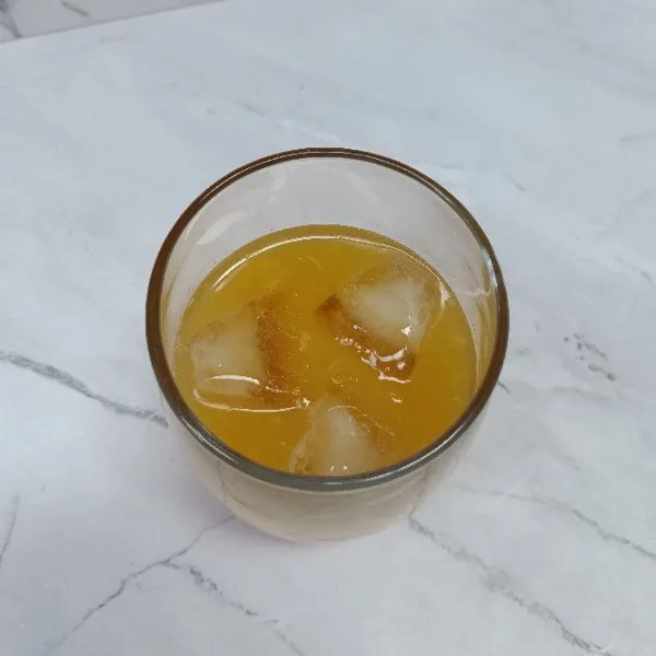 Masukkan es batu.