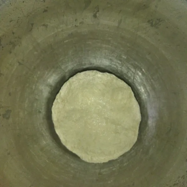 Campur tepung terigu, gula pasir, ragi instan, garam dan air, aduk rata, tambahkan minyak goreng, aduk hingga adonan tidak lengket ditangan, tutup adonan diamkan sekitar 30 menit.