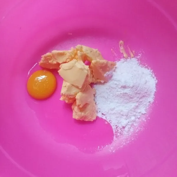 Mixer sebentar telur, gula halus dan margarin hingga tercampur rata.