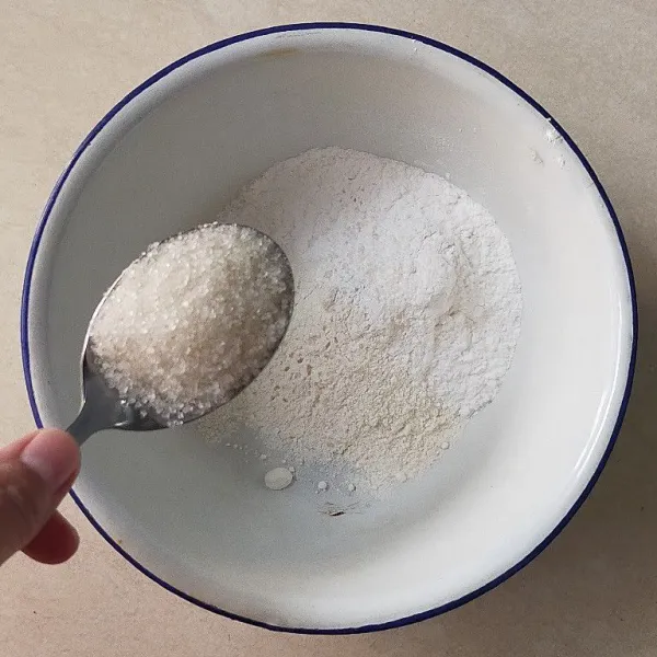Campur tepung terigu, tepung beras, gula pasir dan perisa vanilla.
