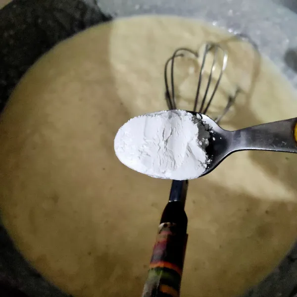 Setelah di diamkan tambahkan baking powder aduk rata, lalu beri pewarna sesuai selera