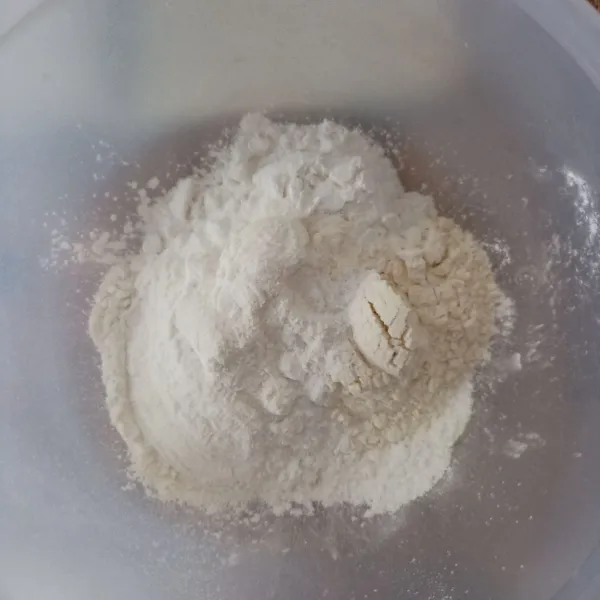 Dalam wadah, masukkan tepung terigu, tepung beras, tepung tapioka, gula halus dan garam. Aduk rata, tambahkan air sedikit demi sedikit.