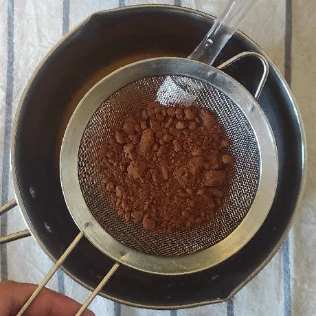 Lalu masukan coklat bubuk dengan cara diayak aduk sampai tercampur rata kembali