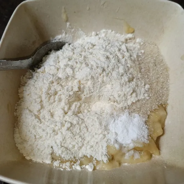 Tambahkan terigu, gula pasir, susu bubuk, garam dan baking powder.