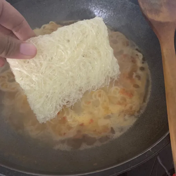 Masukkan bihun putih