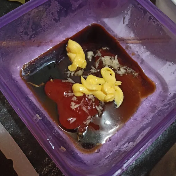Campur 1 sdm saos tomat, saos tiram, kecap manis, gula pasir, margarin, madu. Aduk rata