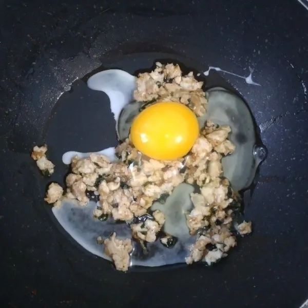 Setelah dingin masukkan telur, aduk merata.