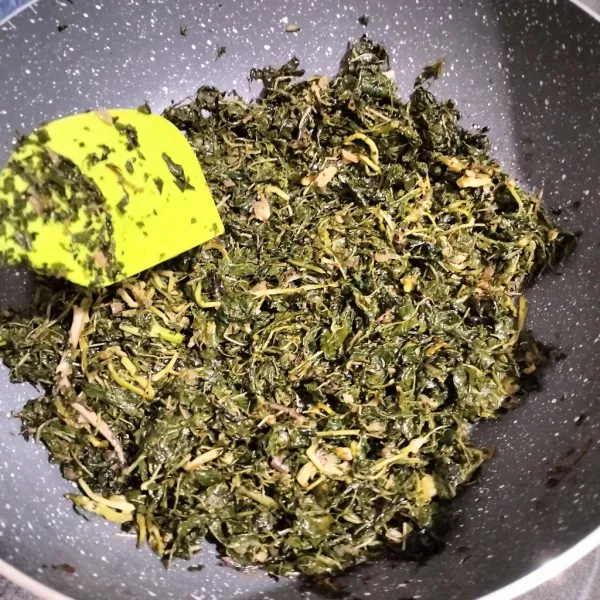 Beri garam, kaldu jamur, gula pasir. Aduk, tes rasa. Setelah matang, bumbu meresap, matikan kompor.