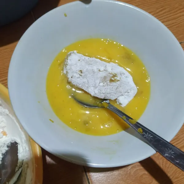 Lalu masukkan ke dalam adonan pencelup (telur).