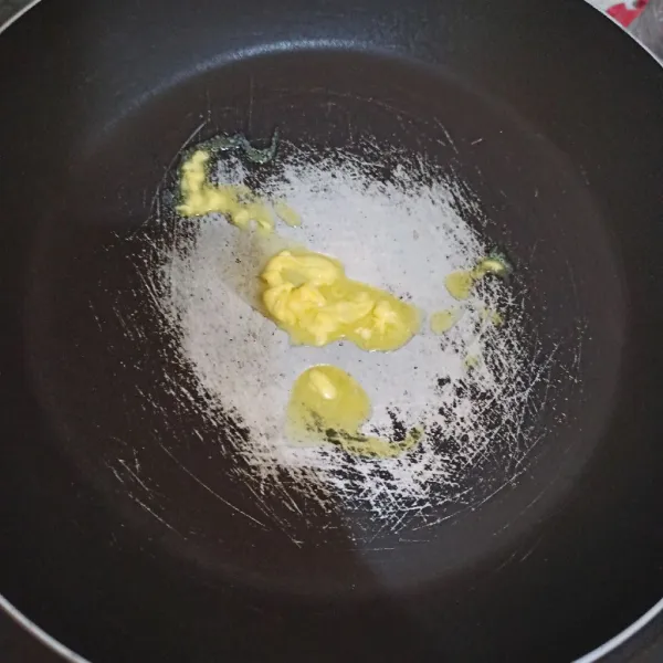 Panaskan 1/2 sdm margarin di teflon