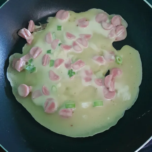 Ambil satu centong nasi adonan, masak di teflon sampai matang.