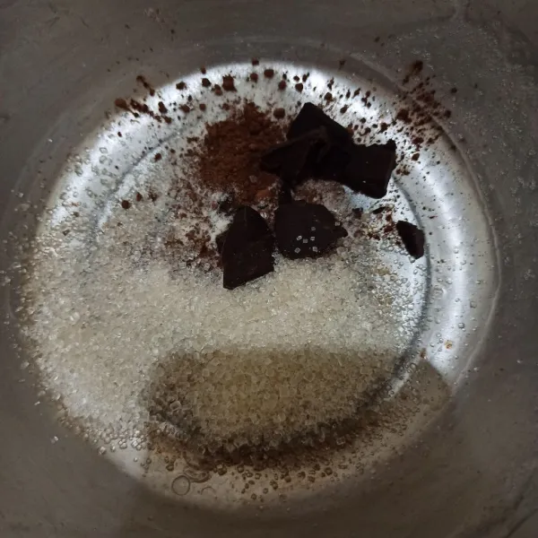 Masukkan agar plain, gula, garam, cokelat bubuk, dan cokelat batang ke panci.