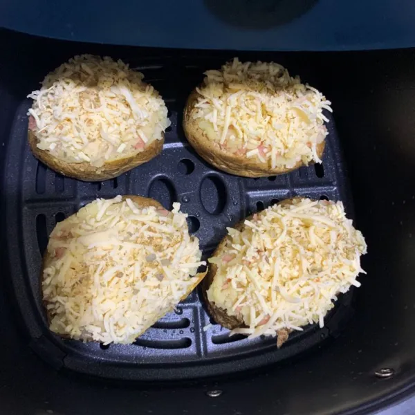 Airfryer kembali kentang dengan suhu 200 derajat celcius selama 5 menit. Cheese Baked Potato siap dinikmati oleh-oleh.