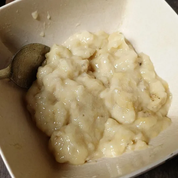 Kupas pisang dan haluskan.