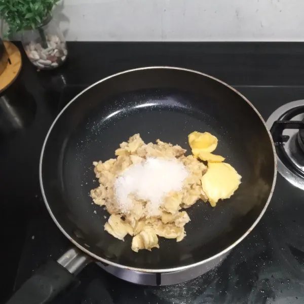 Sambil menunggu, kita buat isiannya, kupas pisang, haluskan lalu masukkan ke dalam wajan beserta bahan lainnya kecuali keju oles