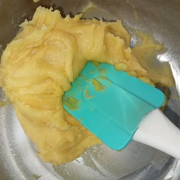 Masukkan tepung terigu aduk rata hingga menjadi adonan matikan api, diamkan sebentar hingga dingin kemudian masukkan telur aduk rata