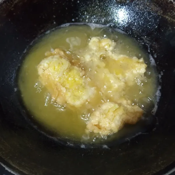 Langsung goreng dlm minyak panas dengan api kecil, sampai matang.